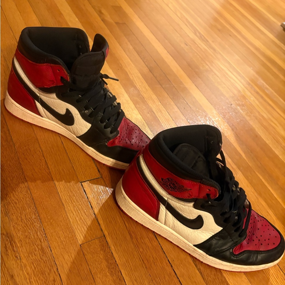 Nike Air Jordan 1 Mid in Red, Black & White size 10.5